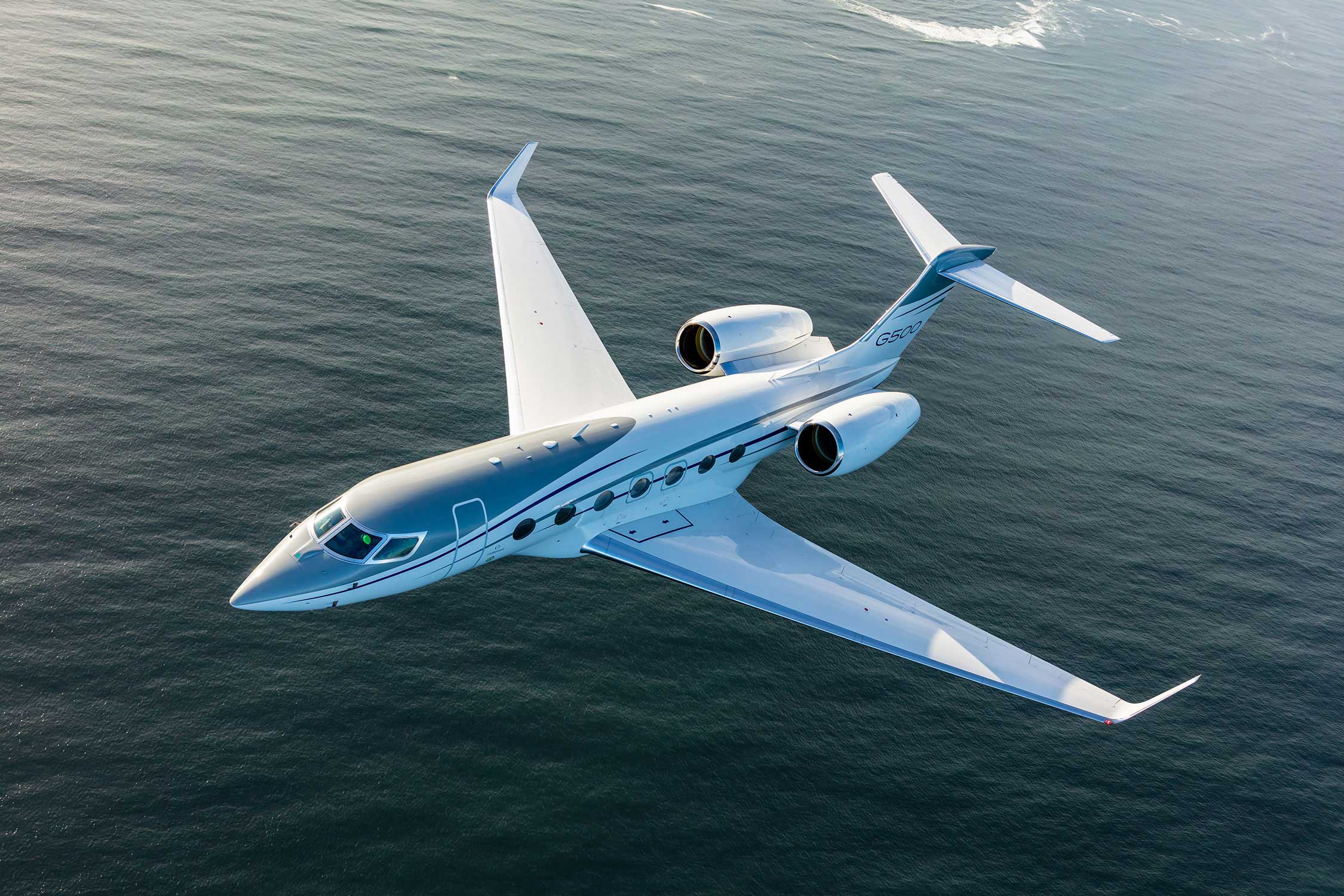 Gulfstream G500 large-cabin business jet in flight